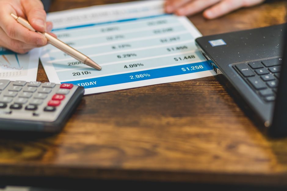 Digitale Glossarseite mit ETF-Begriffen